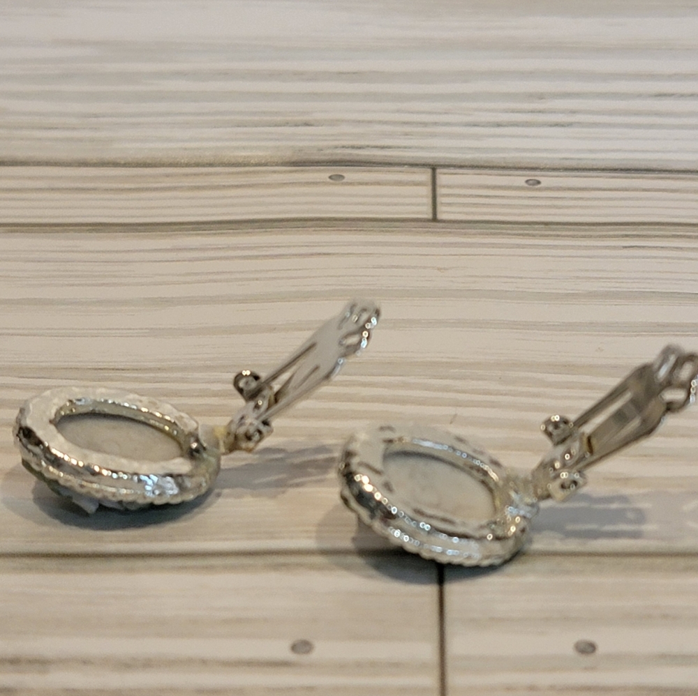 D9 Vintage Clay (?) Floral Silver-tone Clip-on Earrings - Picture 4 of 5